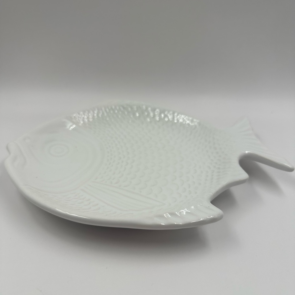 White Plate Vintage Whittier Unique
Pottery Ceramic Textured Fish Shaped Bowl - Picture 2 of 10